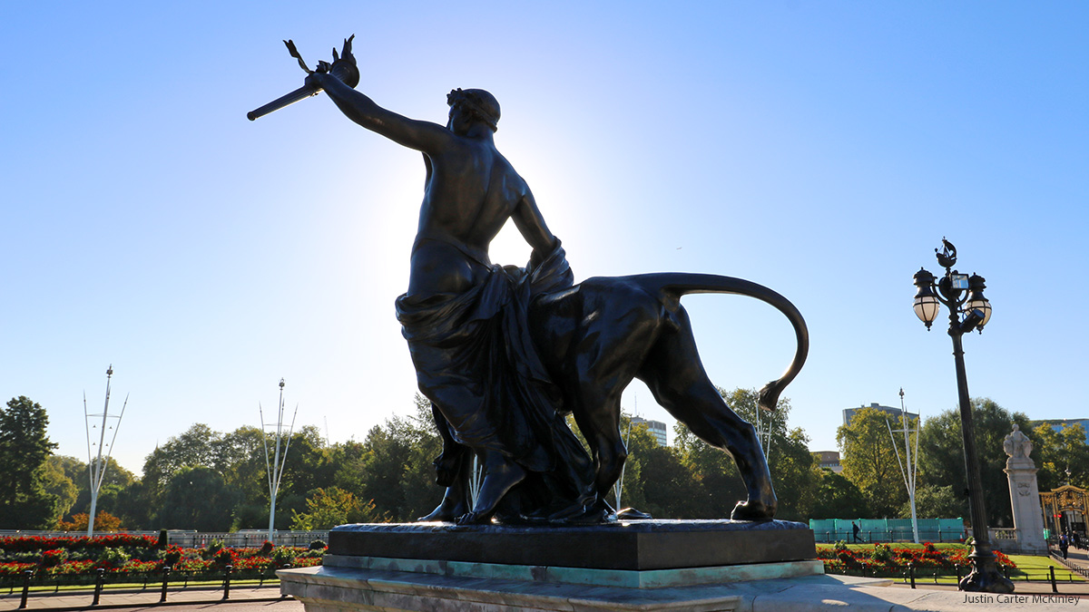 London - Statue Outside Buckingham Palace